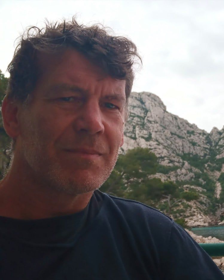Portrait de David Meyer-Nieuwenhove, expert PrestaShop, dans les calanques