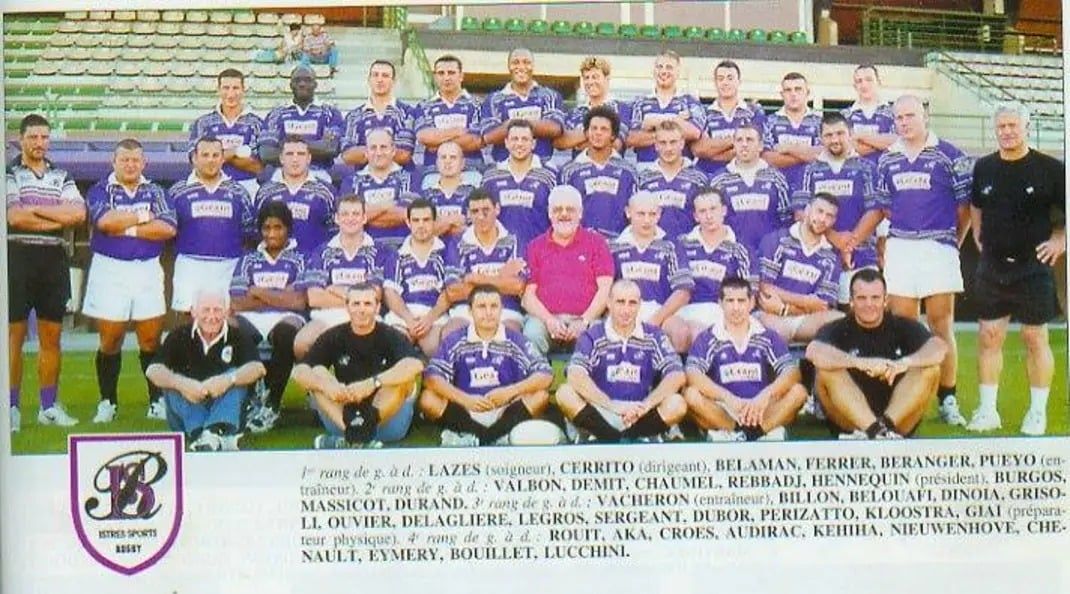 Photo d'équipe d'Istres Sports Rugby dans les années 2000, maillots violets, avec le logo du club et la liste des joueurs.